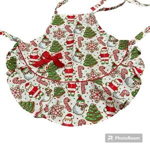 Jessie Steele Girl’s Apron ages 3 and up Christmas Holidays Santa prints